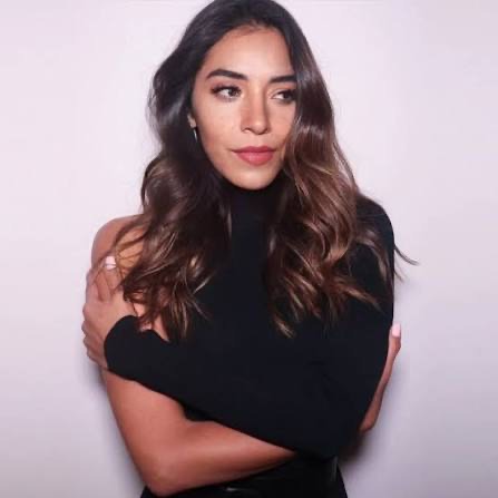 Silvia Mata, de pie con los brazos cruzados